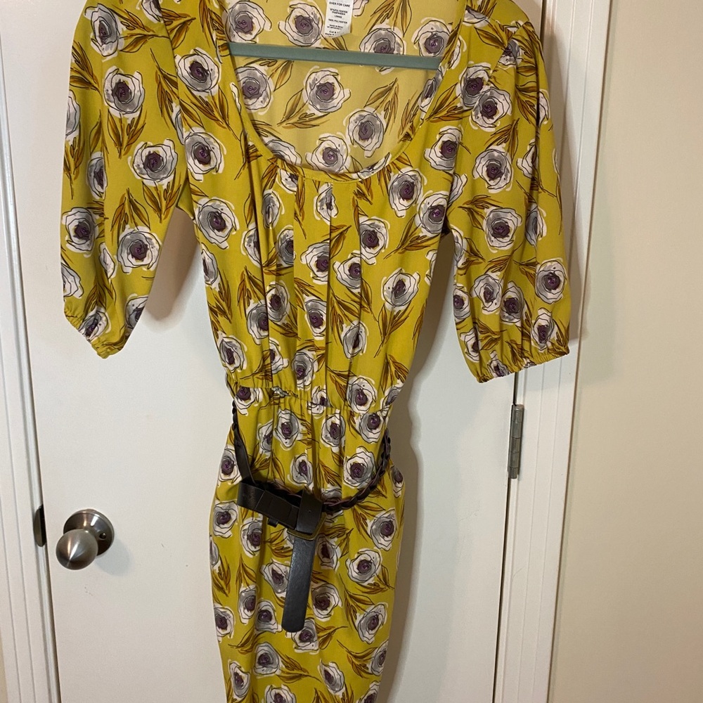 Yellow pattern dress with belt. Size 3/4